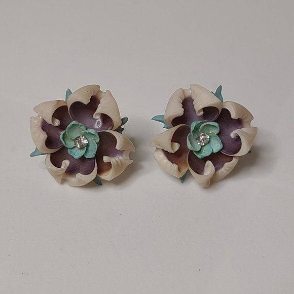 Very Delicate Shell Clip On Earrings - Picture 1 of 9